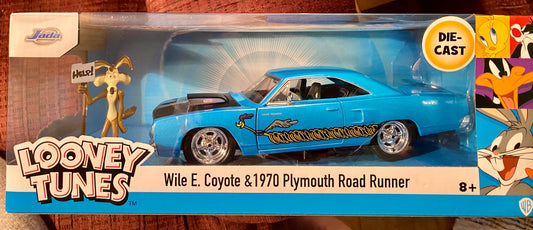 JADA TOYS HOLLYWOOD RIDES WILE E. COYOTE & 1970 PLYMOUTH ROAD RUNNER 1/24 WITH WILE E. COYOTE