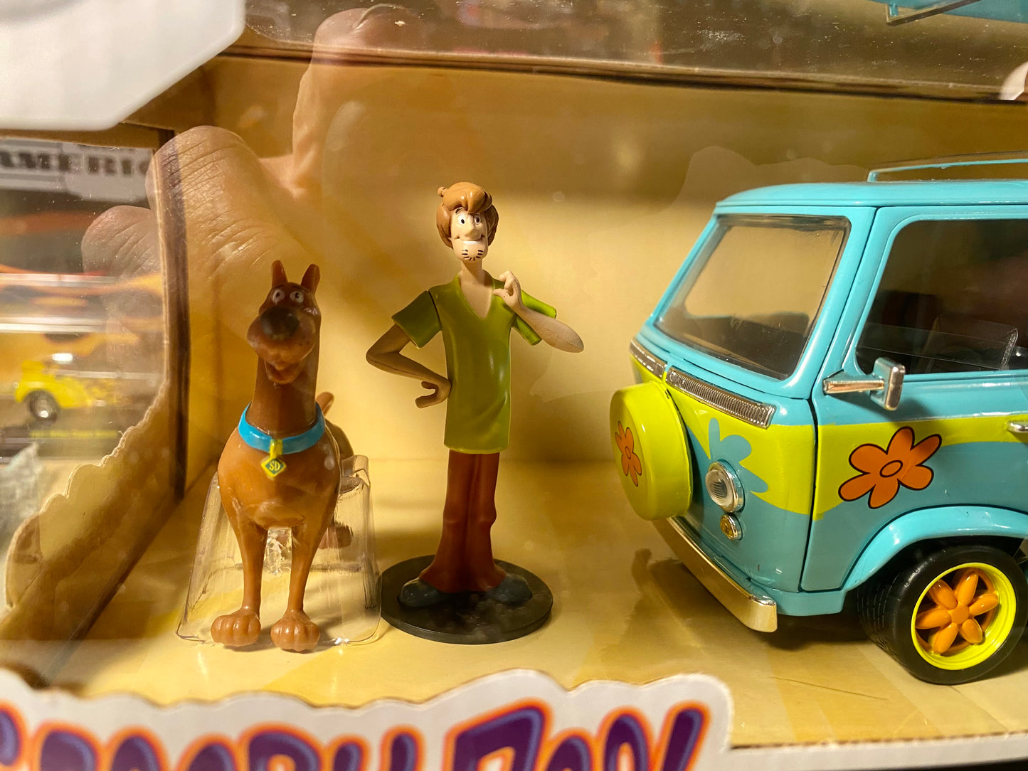 JADA TOYS HOLLYWOOD RIDES MYSTERY MACHINE WITH SCOOBY AND SHAGGY 1/24